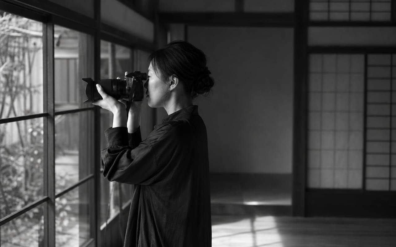 カメラを構える代表・月夜真澄