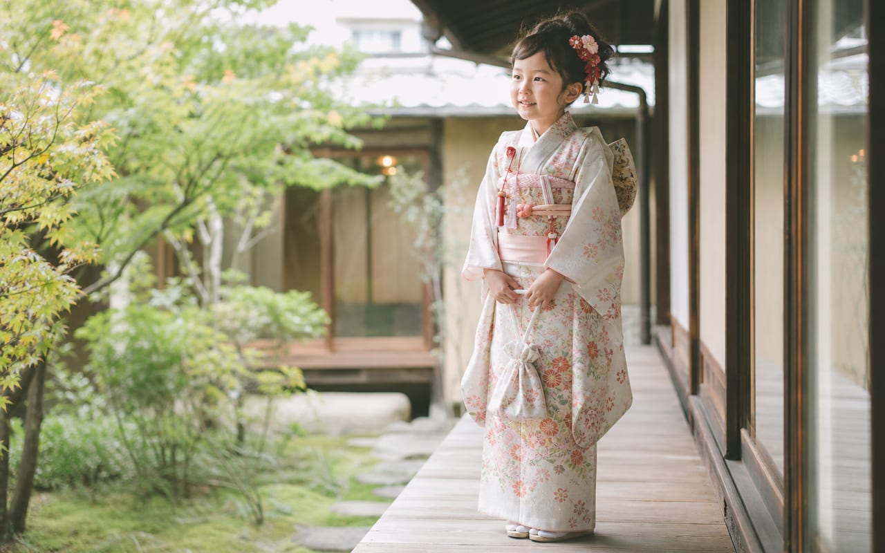 京町家の縁側に立つ七五三の着物姿の女の子