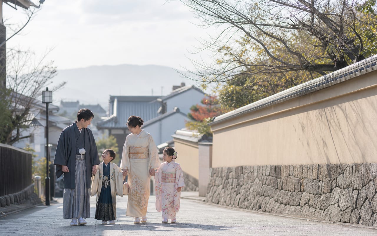 清水寺参道を歩く着物姿の家族