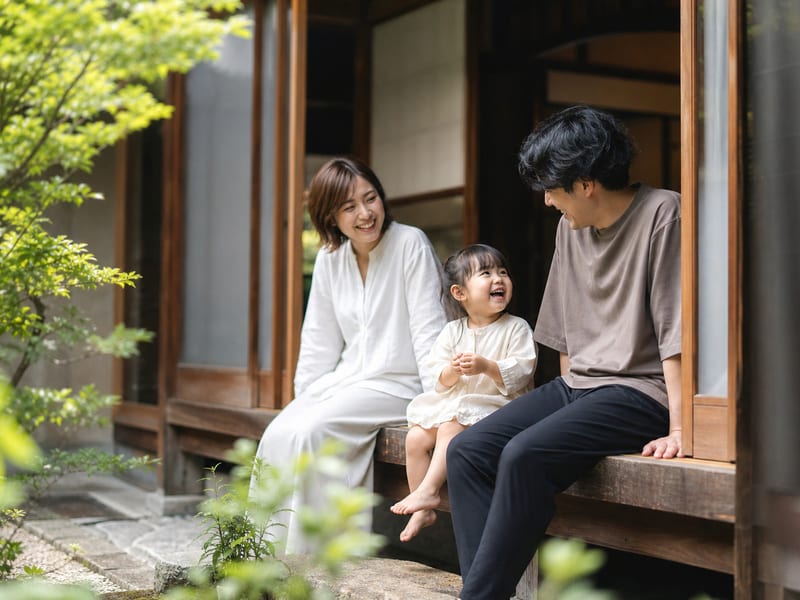 京町家の縁側で笑い合う家族スナップ